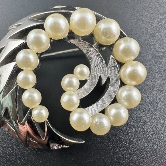 Vintage Crown Trifari Silvertone Faux Pearl Swirl Round Brooch Pin - Picture 6 of 7